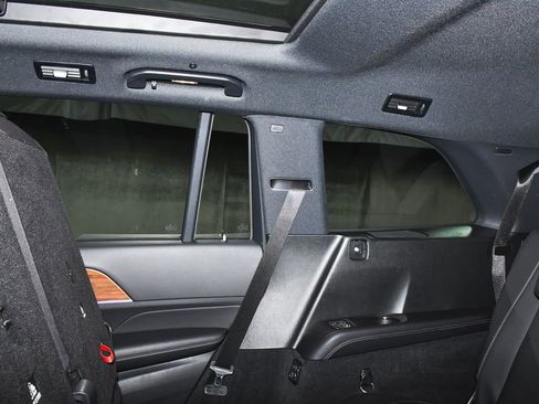 Used 2025 Mercedes-Benz GLS 450 4MATIC image 59