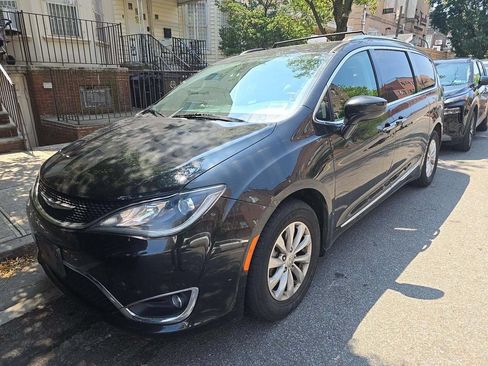 Used 2019 Chrysler Pacifica Touring-L FWD image 1