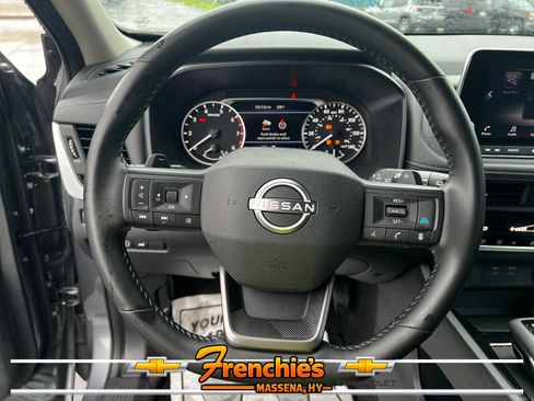 Used 2025 Nissan Rogue SV AWD/4WD image 14