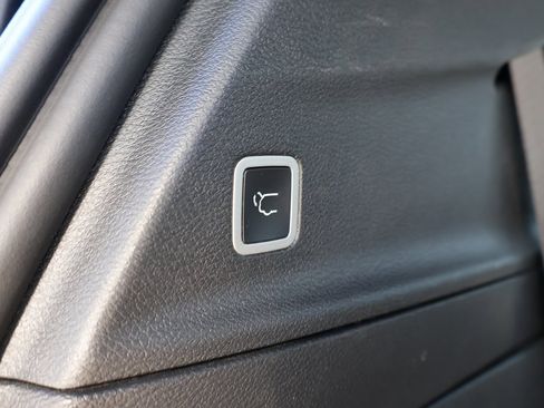 Used 2025 Chrysler Pacifica Select image 16