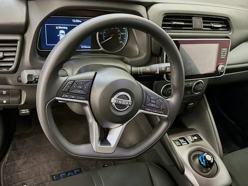 Used 2025 Nissan Leaf S image 18