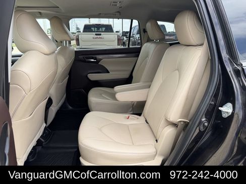 Used 2021 Toyota Highlander Limited FWD image 30