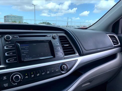 Used 2019 Toyota Highlander LE FWD image 35