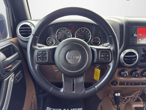 Used 2016 Jeep Wrangler Unlimited Sahara w/ Connectivity Group AWD/4WD image 16