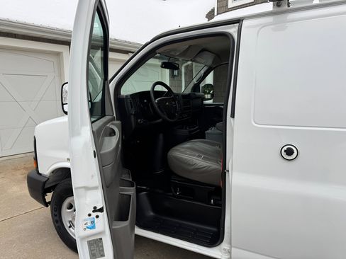 Used 2015 Chevrolet Express 2500 image 10