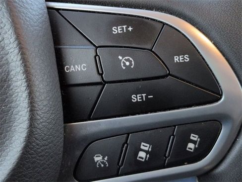 Certified 2023 Chrysler Pacifica Touring-L image 20