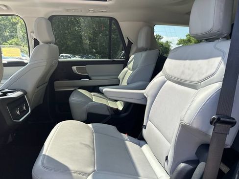 Used 2025 Ford Expedition Platinum w/ Driver's Package AWD/4WD image 19