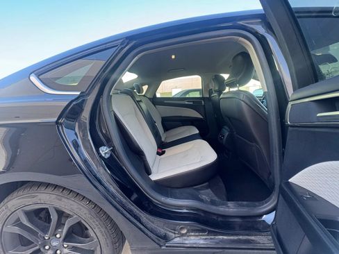 Used 2019 Ford Fusion SE w/ Equipment Group 151A FWD image 12