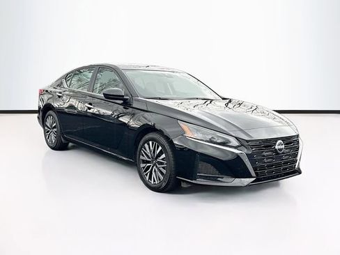 Used 2025 Nissan Altima 2.5 SV FWD image 1