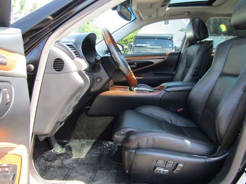 Used 2013 Lexus LS 460 AWD w/ Comfort Pkg image 10