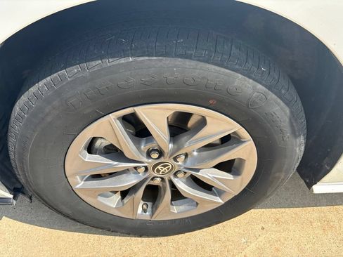 Used 2025 Toyota Sienna LE FWD image 11