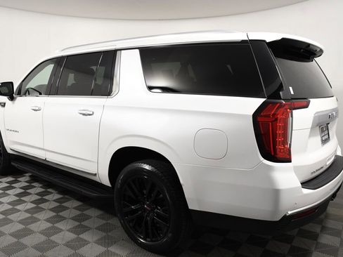 Used 2022 GMC Yukon XL SLT w/ SLT Premium Package AWD/4WD image 3