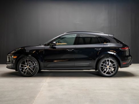 Certified 2025 Porsche Macan AWD/4WD image 2