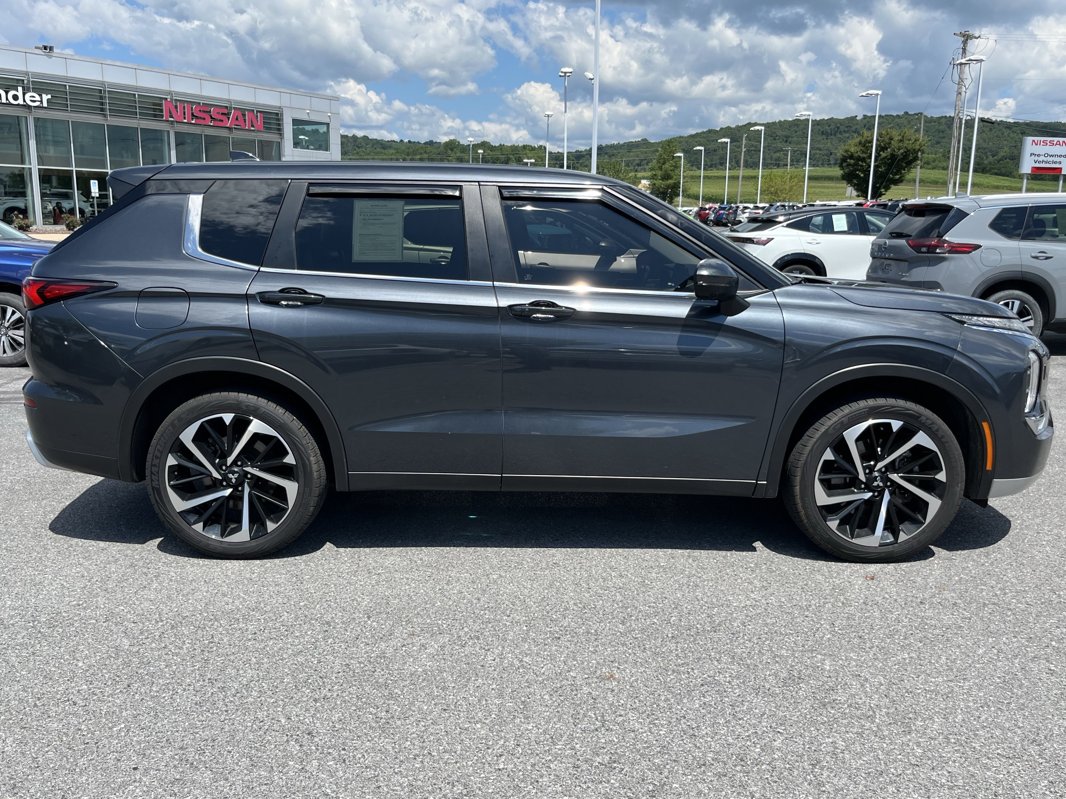 Used 2024 Mitsubishi Outlander SE AWD/4WD image 2