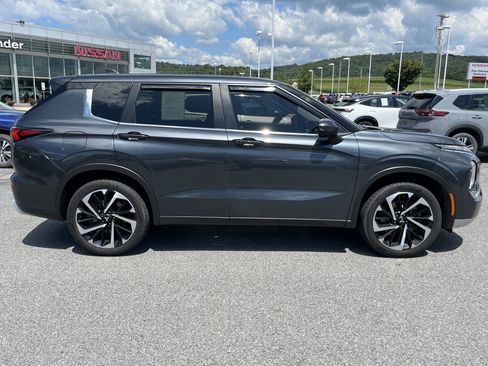 Used 2024 Mitsubishi Outlander SE AWD/4WD image 2