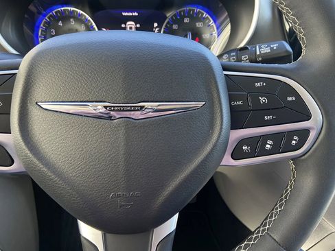 Used 2024 Chrysler Pacifica Touring-L image 15