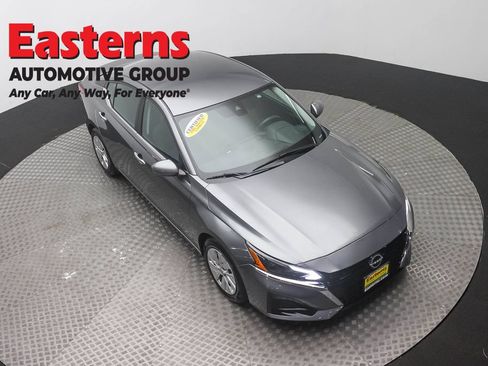 Used 2023 Nissan Altima 2.5 S FWD image 3