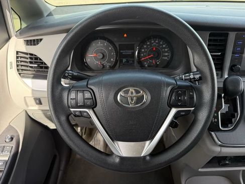 Used 2017 Toyota Sienna LE FWD image 12