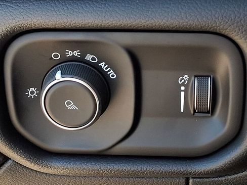 Used 2024 RAM 2500 Tradesman w/ Chrome Appearance Group image 23