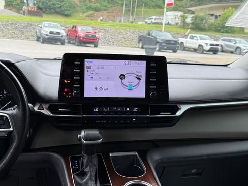 Used 2023 Toyota Sienna XLE image 15