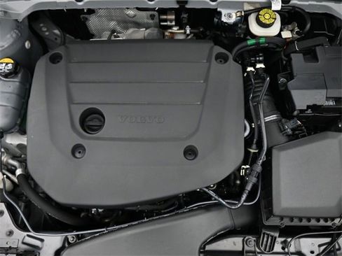 Used 2024 Volvo XC40 B5 Plus image 34