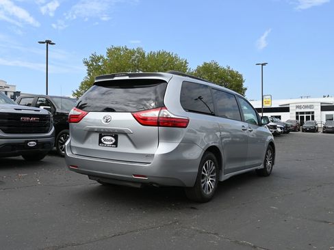 Used 2019 Toyota Sienna XLE FWD image 5
