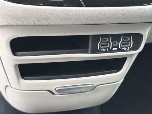 Used 2023 Chrysler Pacifica Touring-L FWD image 31