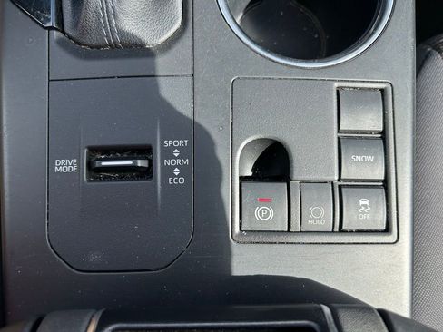 Used 2023 Toyota Highlander LE FWD image 29