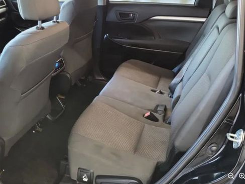 Used 2019 Toyota Highlander LE FWD image 11