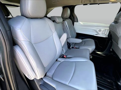 Certified 2025 Toyota Sienna XLE FWD image 19