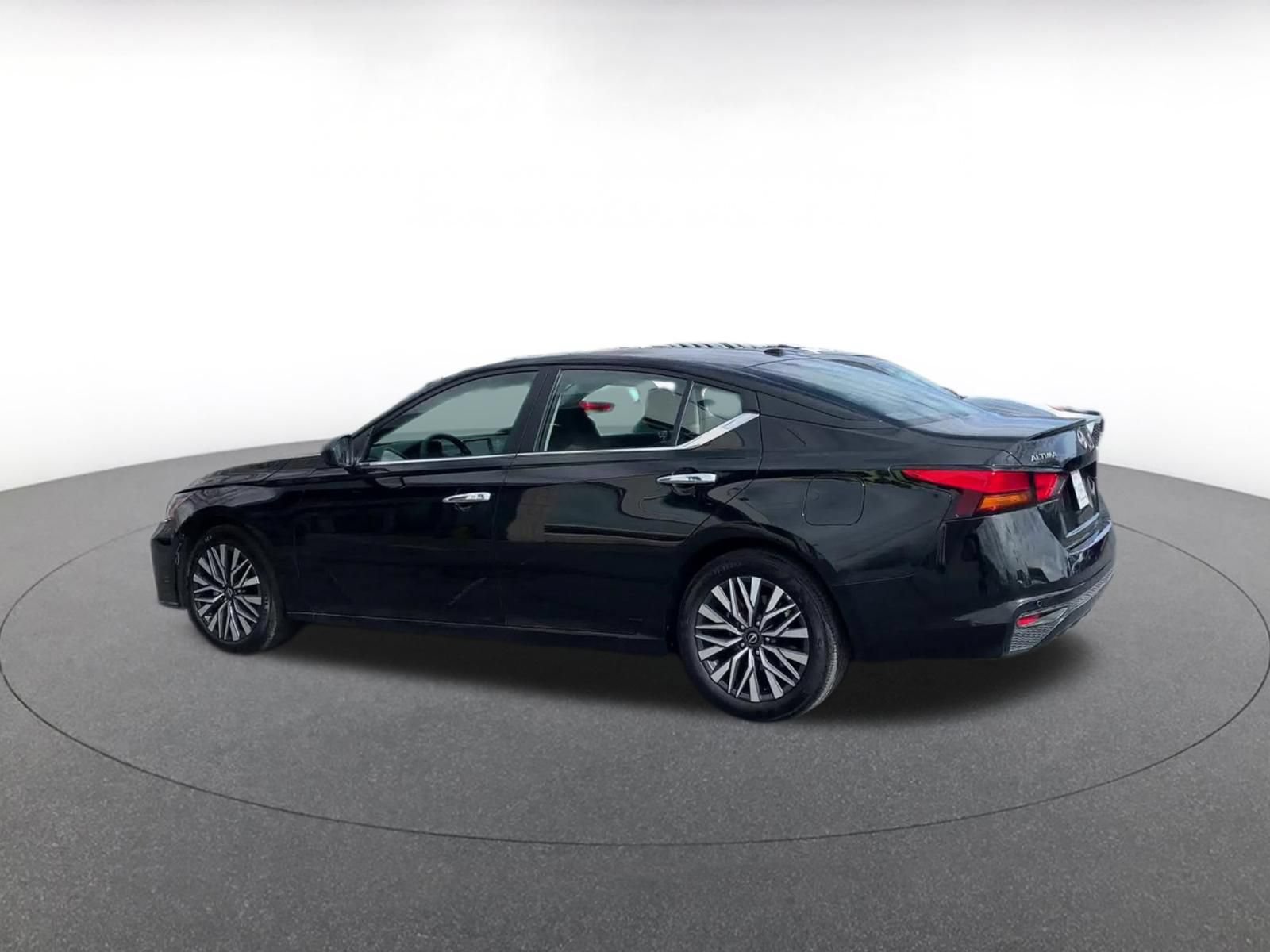 Used 2025 Nissan Altima 2.5 SV FWD image 9