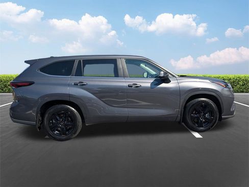 Certified 2024 Toyota Highlander LE image 3