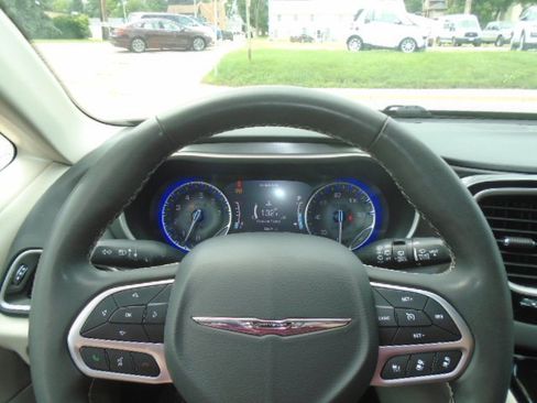 Used 2023 Chrysler Pacifica Touring-L FWD image 16