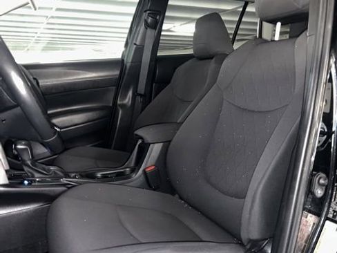 Used 2022 Toyota Corolla Cross LE FWD image 7