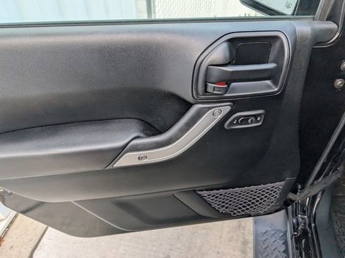 Used 2017 Jeep Wrangler Unlimited Sahara w/ Connectivity Group image 8