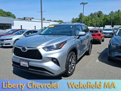 Used 2023 Toyota Highlander XLE AWD/4WD image 4