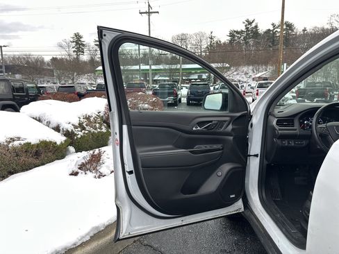 Used 2022 GMC Acadia AT4 w/ Technology Package image 10