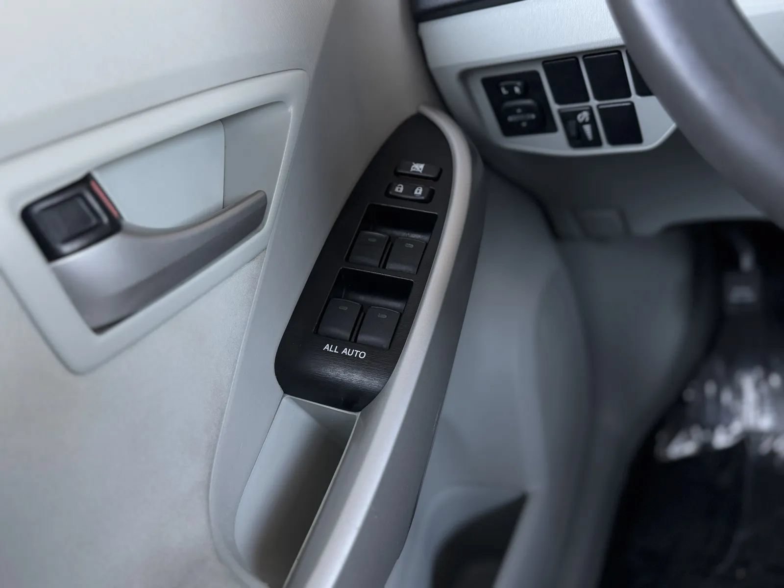 Used 2014 Toyota Prius Two FWD image 23