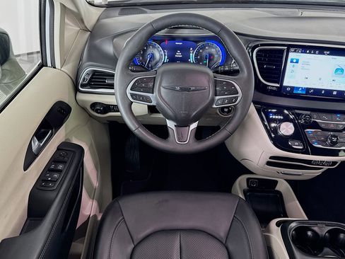 Used 2024 Chrysler Pacifica Touring-L FWD image 21