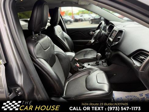 Used 2019 Jeep Cherokee Latitude Plus w/ Cold Weather Group AWD/4WD image 18