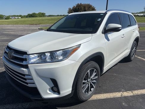 Used 2017 Toyota Highlander XLE FWD image 1
