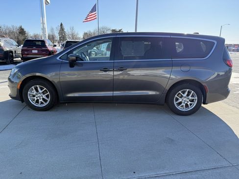 Used 2023 Chrysler Voyager LX image 5