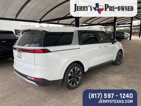 Used 2024 Kia Carnival EX image 4