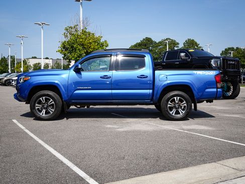 Used 2017 Toyota Tacoma TRD Sport w/ Tow Package AWD/4WD image 8