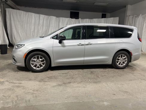 Used 2024 Chrysler Pacifica Touring-L image 4