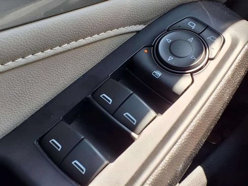 Used 2022 Chevrolet Traverse LS FWD image 18