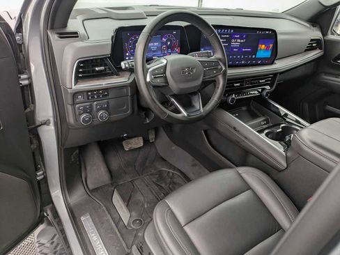 Used 2025 Chevrolet Suburban Z71 image 2