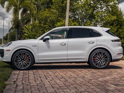 Used 2025 Porsche Cayenne Turbo AWD/4WD image 2