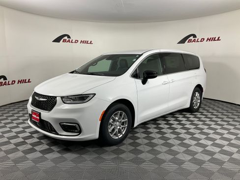 New 2026 Chrysler Pacifica Select image 3