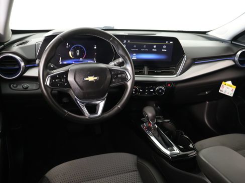 Used 2025 Chevrolet Trax LT w/ Driver Confidence Package FWD image 2